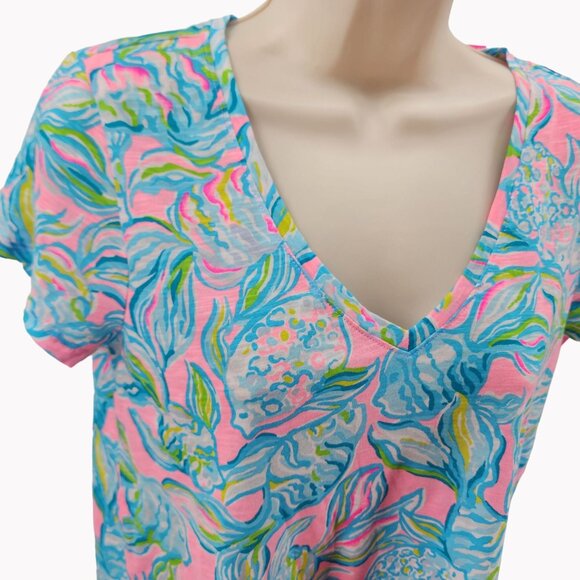 Lilly Pulitzer Etta V-Neck Tee Women’s XS Pelican Pink Fish Print Cotton NEW - Picture 2 of 7